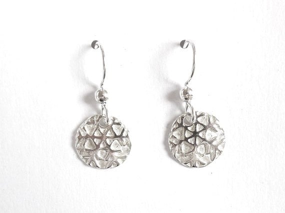 Kleine Sterling Silber Schneeflocke Ohrringe, Winter Schmuck, Weihnachtsgeschenk, Urlaub Accessoire von StuckOnSilver