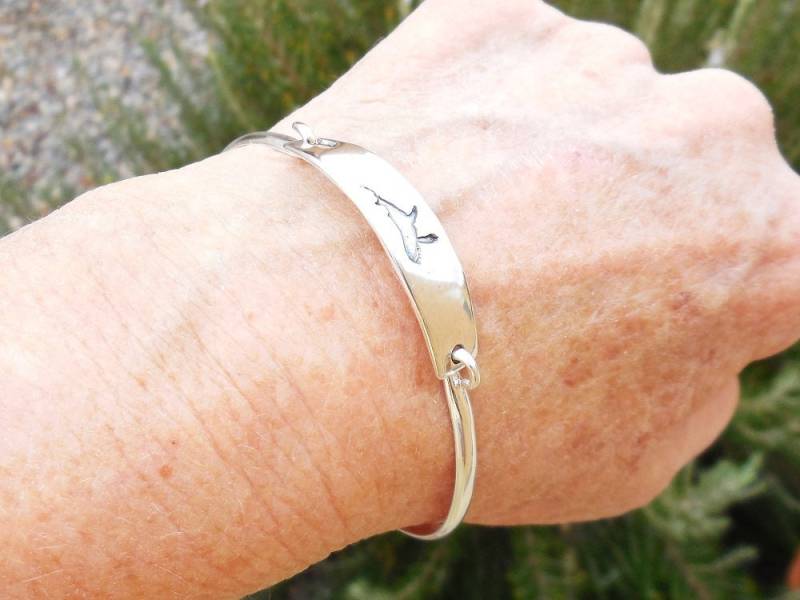 Pfund Sterling Buckelwal Armband, Scuba Schmuck, Strand-Armreif, Ozean-Schmuck, Ozeanographie Geschenk, Wassersäugetier, Geschenk Unter 50 Usd von StuckOnSilver