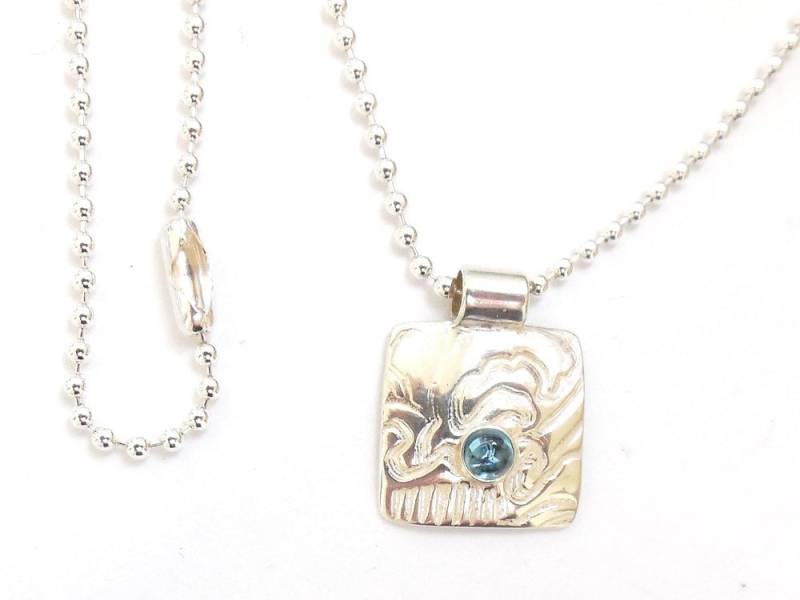 Silberne Meereswelle Halskette, Schweizer Blautopas Schmuck, Wildwasser Anhänger, Scuba Strand Wellen Accessoire, Schwimmer Geschenk, Flosse Geschenk von StuckOnSilver