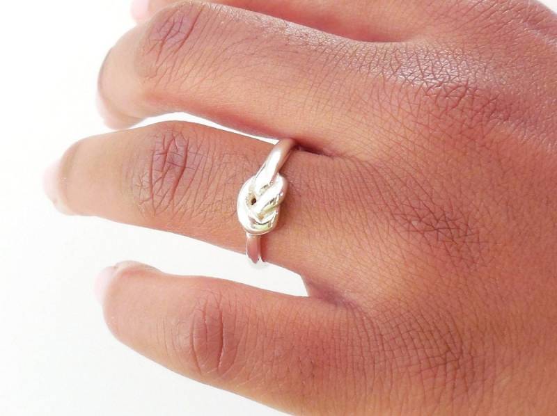 sterling Liebe Knoten Ring, Schlanke Dezenten Schatz Geschenk, Valentinstag Zubehör, Zarte Ring von StuckOnSilver