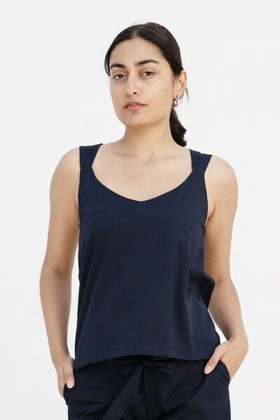 Studio Hertzberg Dunkelblaues Sommertop Ma-lii mit V-AUSSCHNITT von Studio Hertzberg
