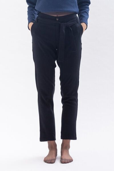Studio Hertzberg Hose MA-RISAA mit Gürtel und elastischem Rückenbund aus Tencel in blau und schwarz Studio Hertzberg Hose MA-RISAA mit Gürtel und elastischem Rückenbund aus Tencel in blau und schwarz von Studio Hertzberg