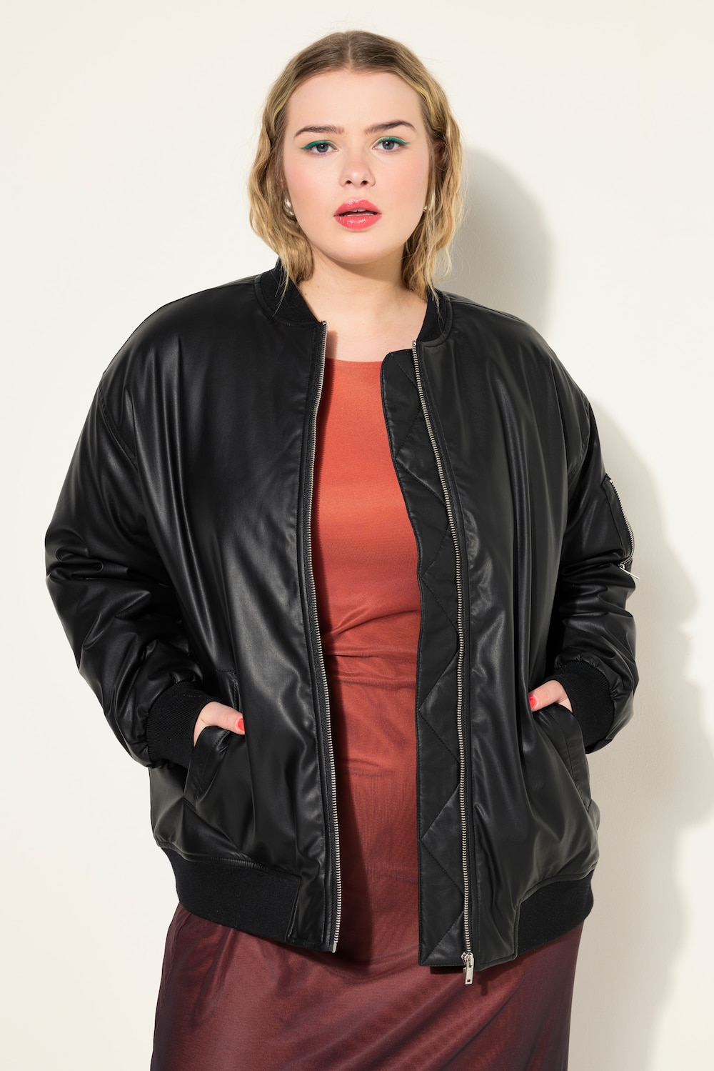 Große Größen Fake-Lederblouson, Damen, schwarz, Größe: 46/48, Synthetische Fasern/Viskose, Studio Untold Große Größen Fake-Lederblouson, Damen, schwarz, Größe: 46/48, Synthetische Fasern/Viskose, Studio Untold von Studio Untold