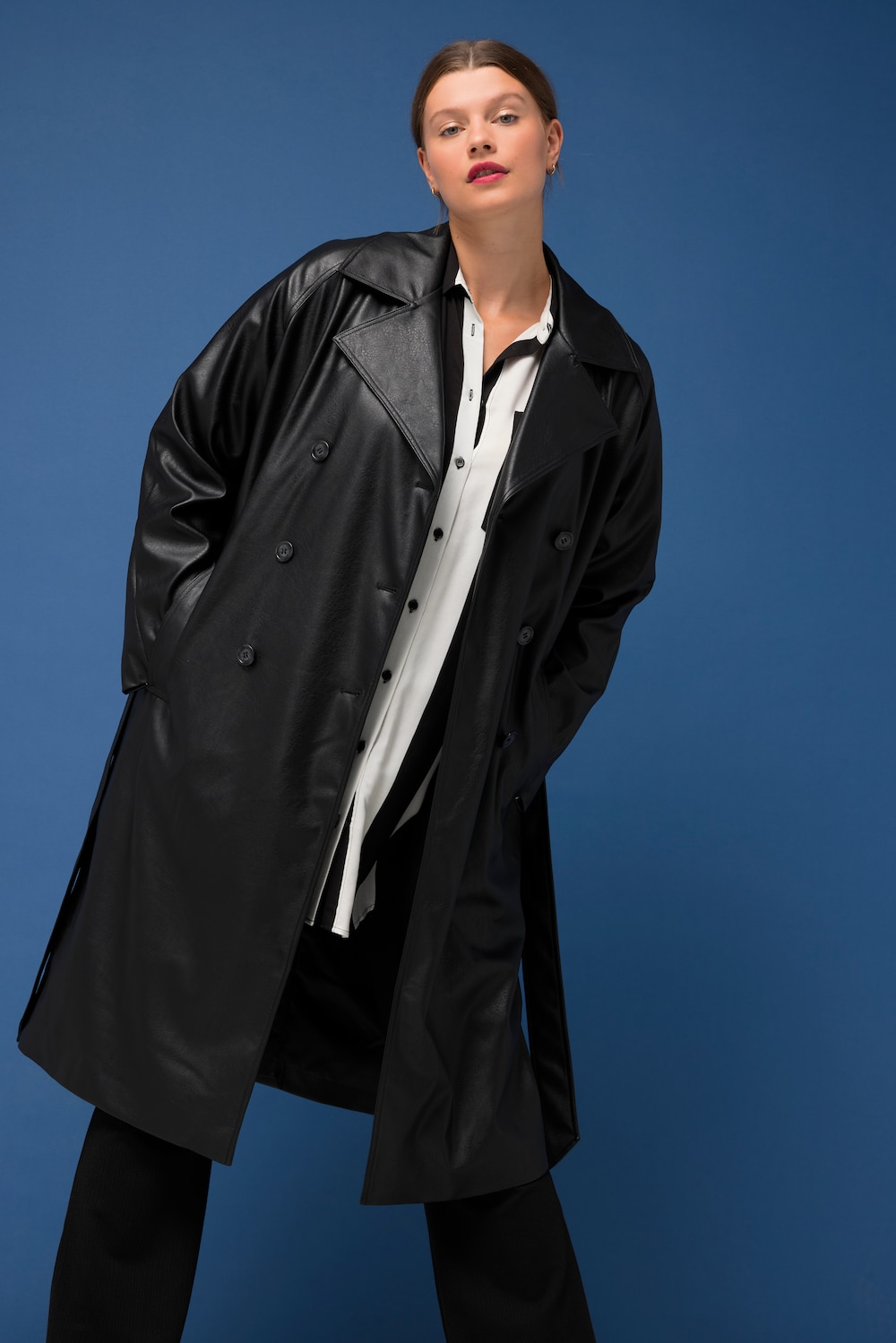 Große Größen Fakeleder-Trenchcoat, Damen, schwarz, Größe: 54/56, Polyester/Synthetische Fasern, Studio Untold von Studio Untold