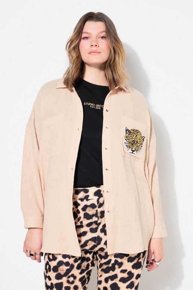Studio Untold Hemdbluse Musselin Bluse oversized Tasche mit Leo-Patch von Studio Untold