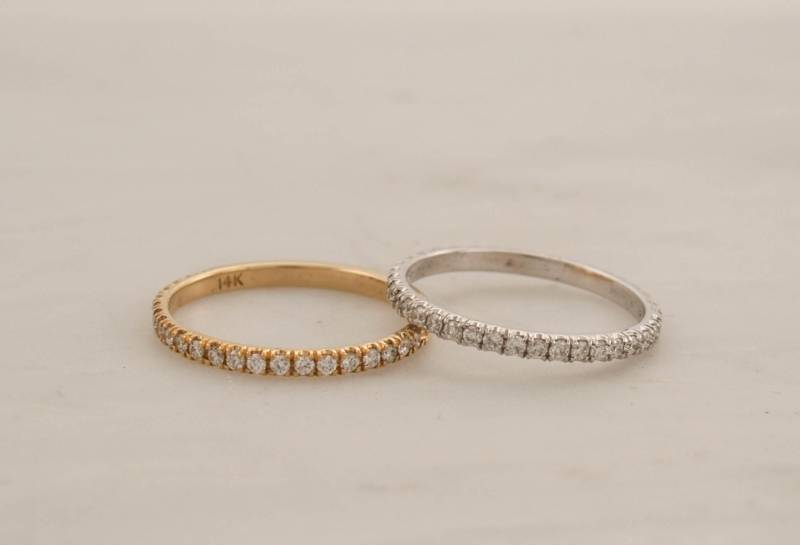 1.6 Mm Handgemachter Dünner Eternity Diamant Ring Aus 14K Gold von Studio1040