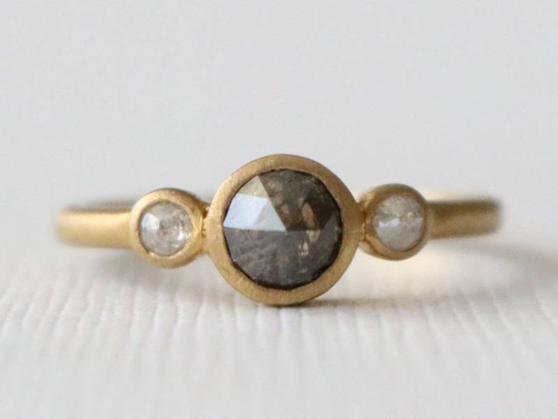 Handgemachter 14K Gelbgold Drei Stein Rose Cut Cognac Diamant Ring von Studio1040