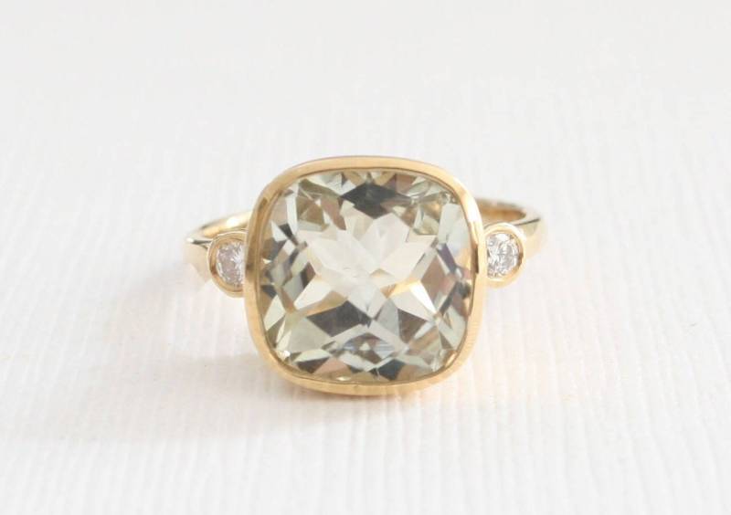 3-steine-Grün-Amethyst-Lünette Und Diamant-Ring in 14K Gelbgold von Studio1040