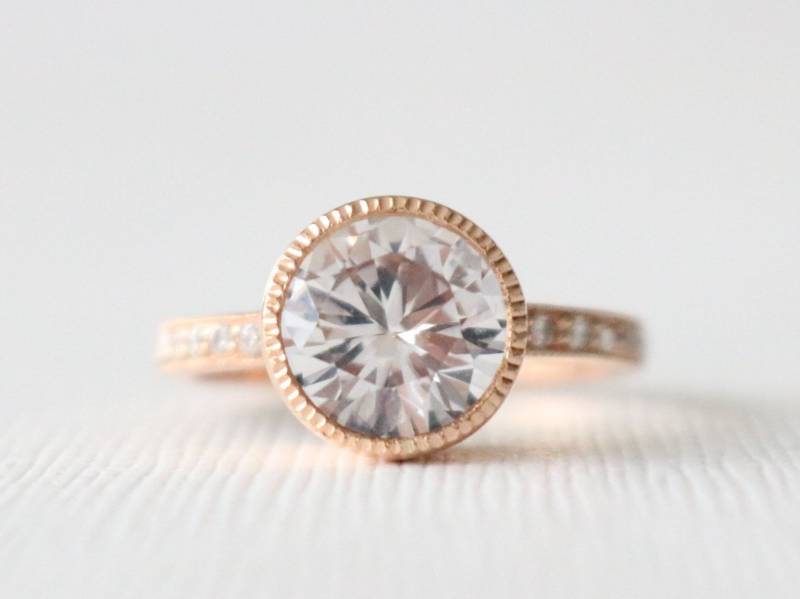 Weißer Saphir Verlobungsring Milgrain Rosegold Diamant Band von Studio1040