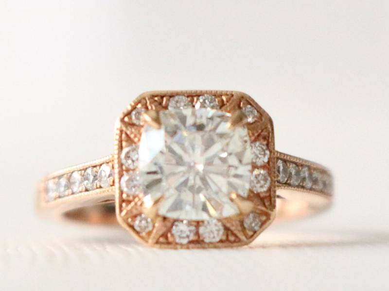 Kissen Moissanite Diamant Halo Verlobungsring, 14K Rose Gold von Studio1040