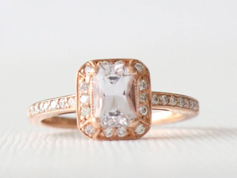 Art-Deco-14K Rose Gold Pfirsich Saphir Diamant Halo Verlobungsring von Studio1040