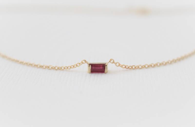 Baguette Cut Rubin Bar Halskette in 14K Gelbgold von Studio1040