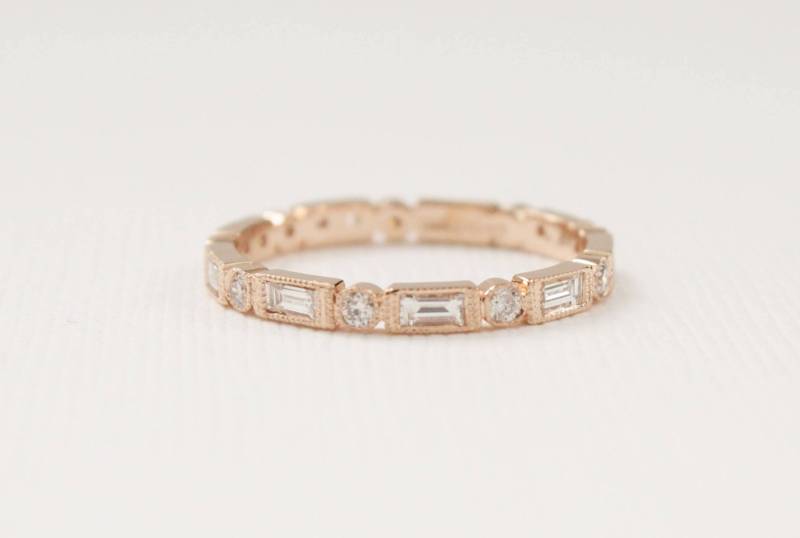 Handgemachte Baguette & Runde Diamant Milgrain 14K Rose Gold Eternity Ring von Studio1040