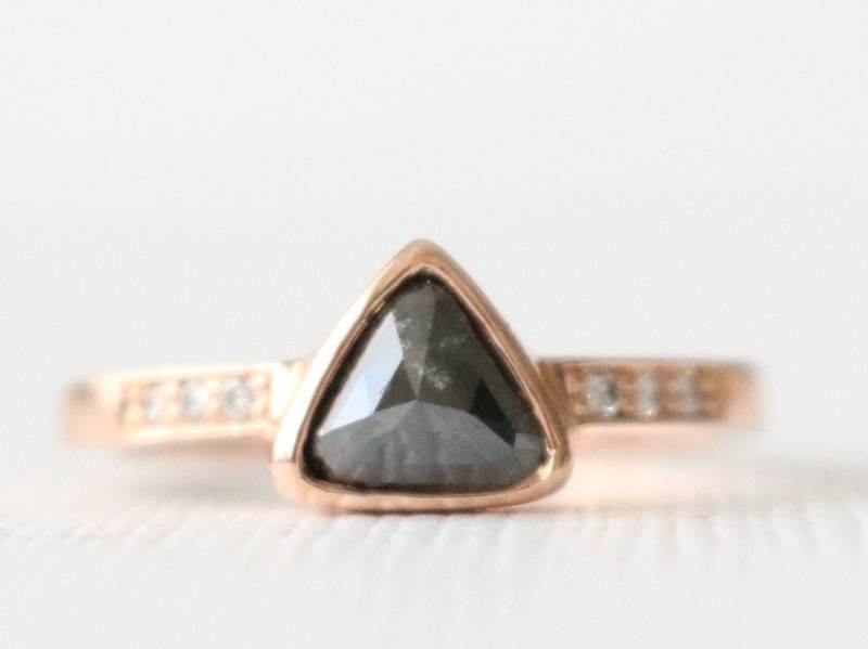 Trillion Black Diamond Ring Stapelring Aus 14K Rosegold von Studio1040