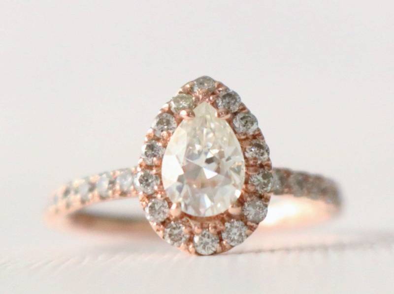 Birne Moissanite Diamant Halo Verlobungsring, 14K Rose Gold von Studio1040