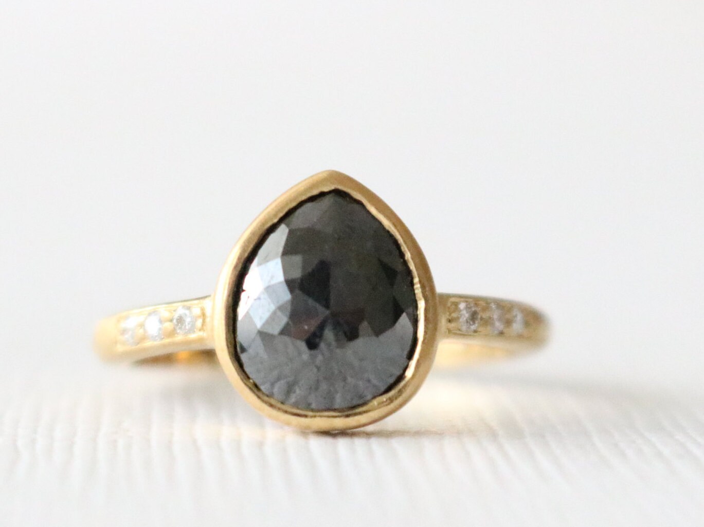 Birne Rose Cut Natürlicher Schwarzer Diamant Ring, Edelstein Ring in 18K Gelbgold Design Von Studio 1040 Birne Rose Cut Natürlicher Schwarzer Diamant Ring, Edelstein Ring in 18K Gelbgold Design Von Studio 1040 von Studio1040