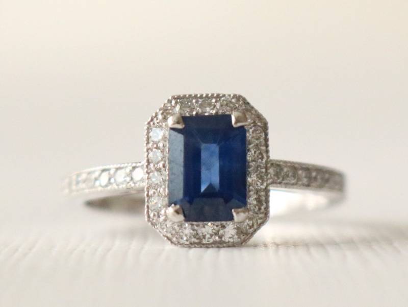 Blauer Saphir Diamant Halo Ring Mit Smaragdschliff 14K Weißgold Art Deco Verlobung von Studio1040