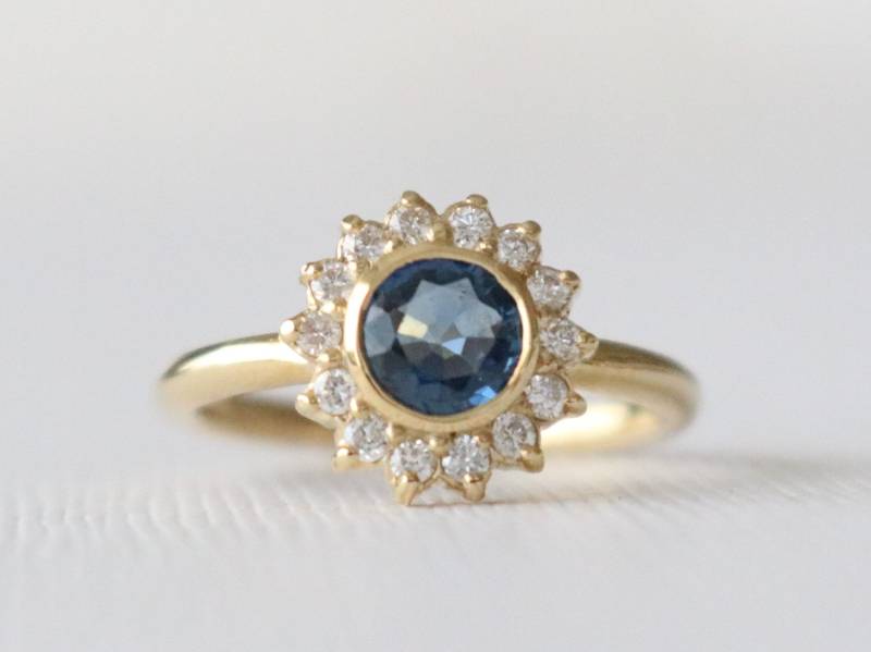 Blauer Saphir Diamant Halo Verlobungsring, 14K Gelbgold Zargenfassung von Studio1040