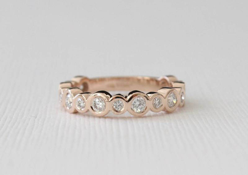 Diamant Lünette Eternity Ring 14K Rose Gold Stapeln Ehering von Studio1040