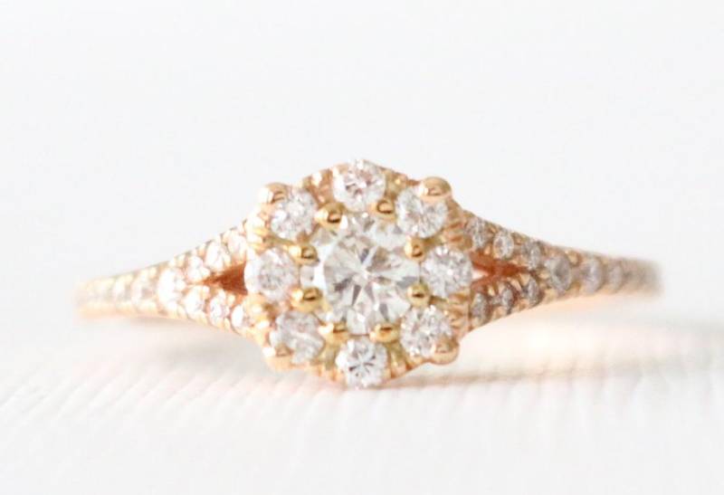 Diamant Split Shank Verlobungsring in 14K Rose Gold Design Von Studio 1040 von Studio1040