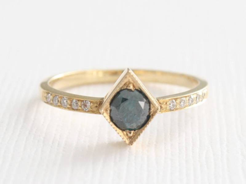 Blauer Diamant Milgrain Ring 14K Gelbgold Halb Eternity Band von Studio1040