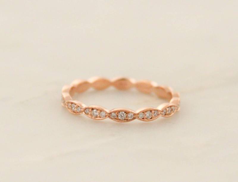 Handgemachter 14K Rosegold Diamant Eternity Ring Ausgebogter Ehering von Studio1040