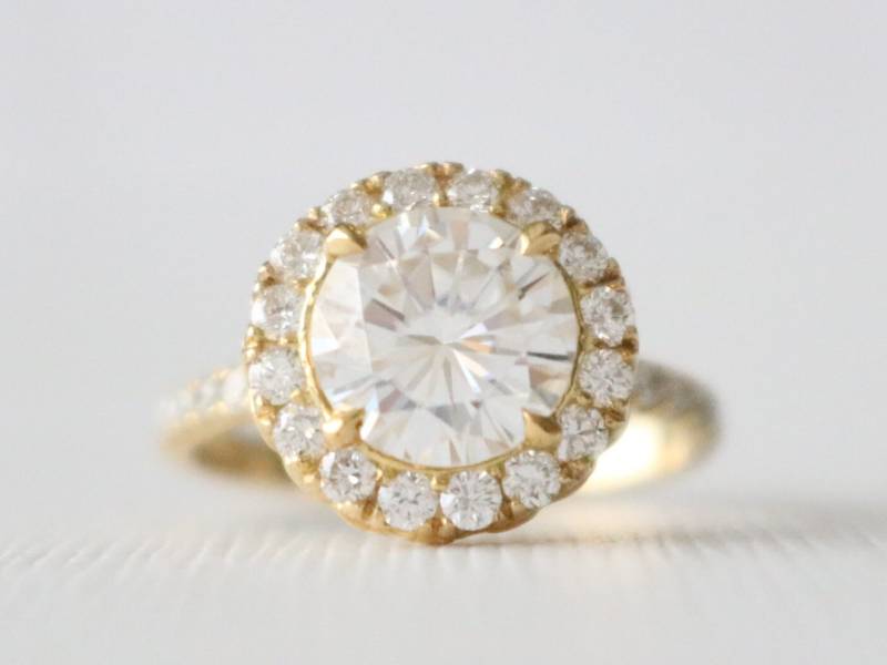 Forever One Moissanit Diamant Halo 18K Gelbgold Verlobungsring von Studio1040