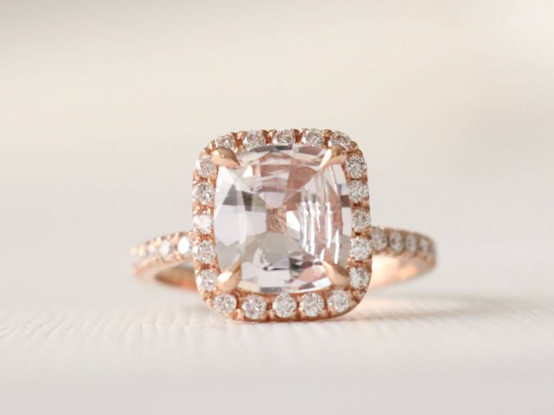 Gia 2.18 Cts. Kissenschliff Pfirsich Saphir Diamant Halo Ring, 14K Rose Gold von Studio1040