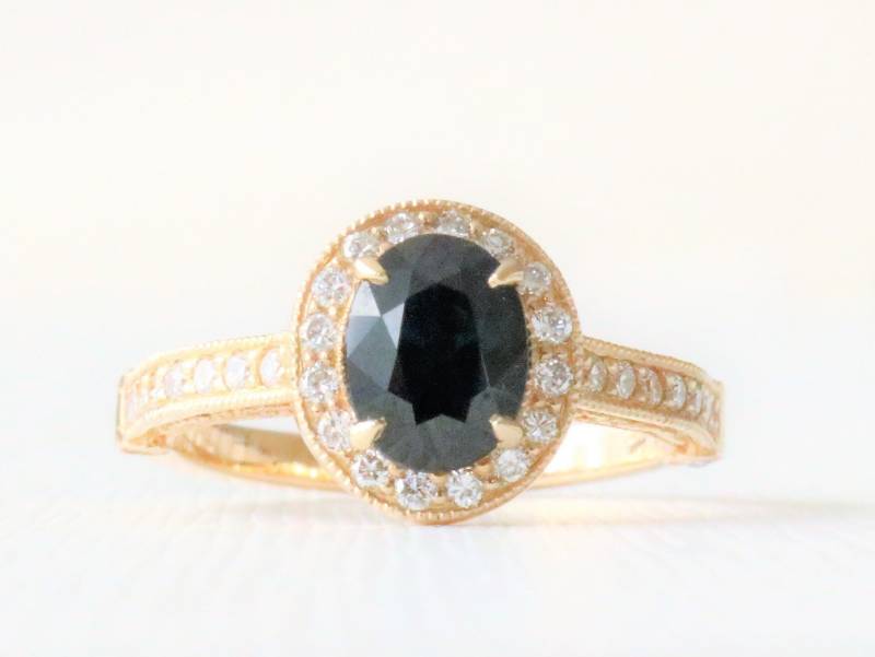 Handgefertigt 1.53 Cts. Ovaler Blauer Saphir Diamant Halo Verlobungsring, 14K Gelbgold von Studio1040