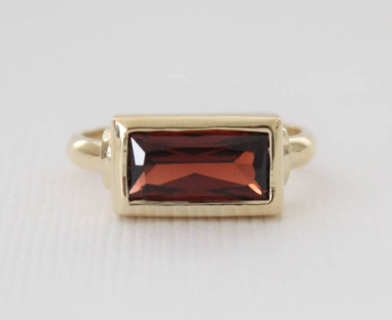 Handgemachter Granat Stapelring 14K Gelbgold Lünette, Januar Geburtsstein von Studio1040