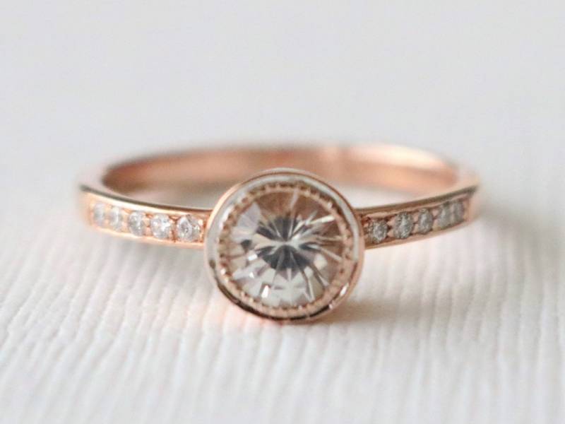 Handgefertigter Verlobungsring Mit Weißem Saphir Diamant Halbe Ewigkeit, 14K Roségold von Studio1040