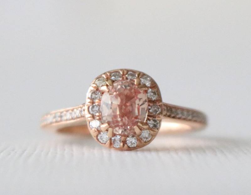 Handgemachte 14K Rose Gold Pfirsich Saphir Diamant Halo Ring von Studio1040