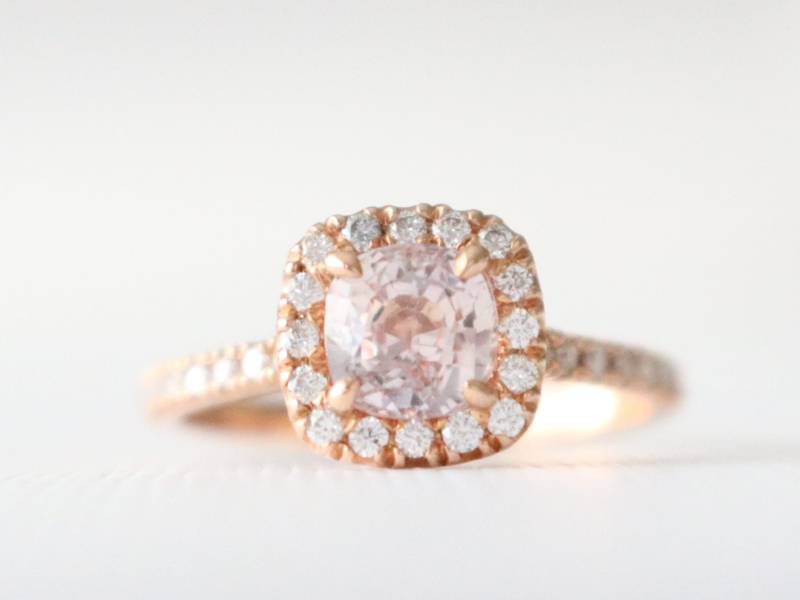 Handgemachte 14K Rose Gold Pfirsich Saphir Diamant Halo Verlobungsring von Studio1040