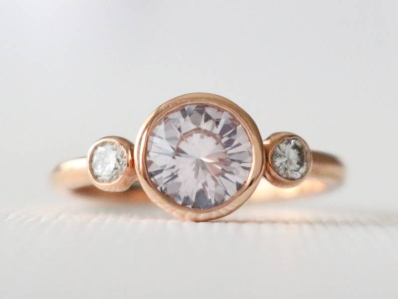 Handgemachte 14K Rose Gold Verlobungsring Hellrosa Saphir & Diamant Lünette von Studio1040