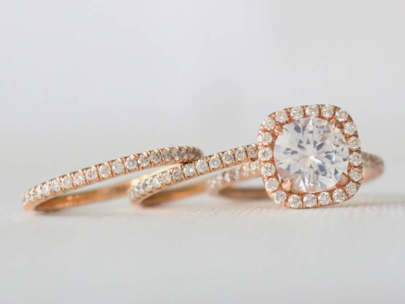 Handgemachte 14K Rose Gold Weißer Saphir Halo Diamant Ring Set von Studio1040