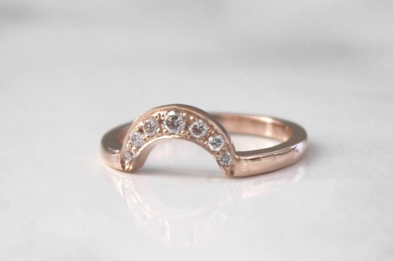 Handgemachte Crescent Style Curved Stacking Band Aus 14K Rosegold von Studio1040