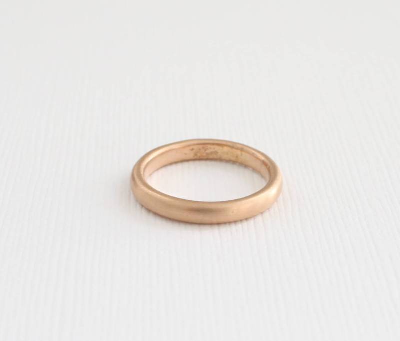 Handgemachte Solid Gold Band in 14K Matte Finish von Studio1040