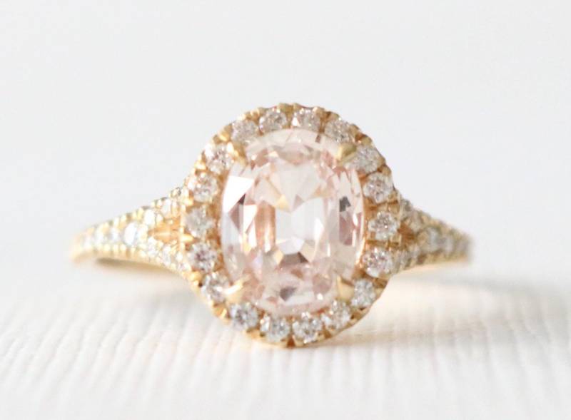 Handgemachter 14K Gelbgold Pfirsich Saphir Diamant Halo Verlobungsring von Studio1040