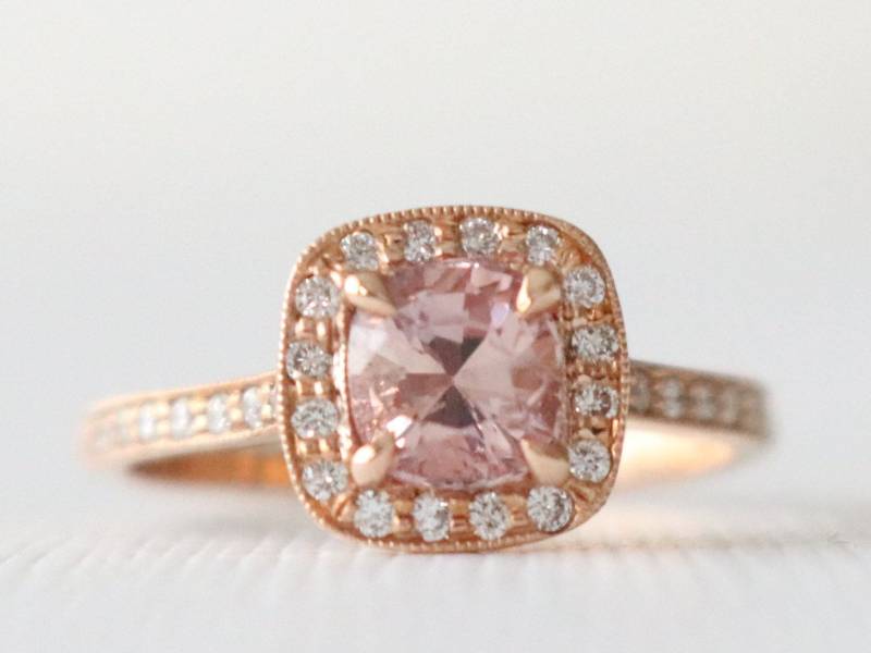 Handgemachter 14K Rose Gold Padparadscha Saphir Diamant Halo Verlobungsring von Studio1040