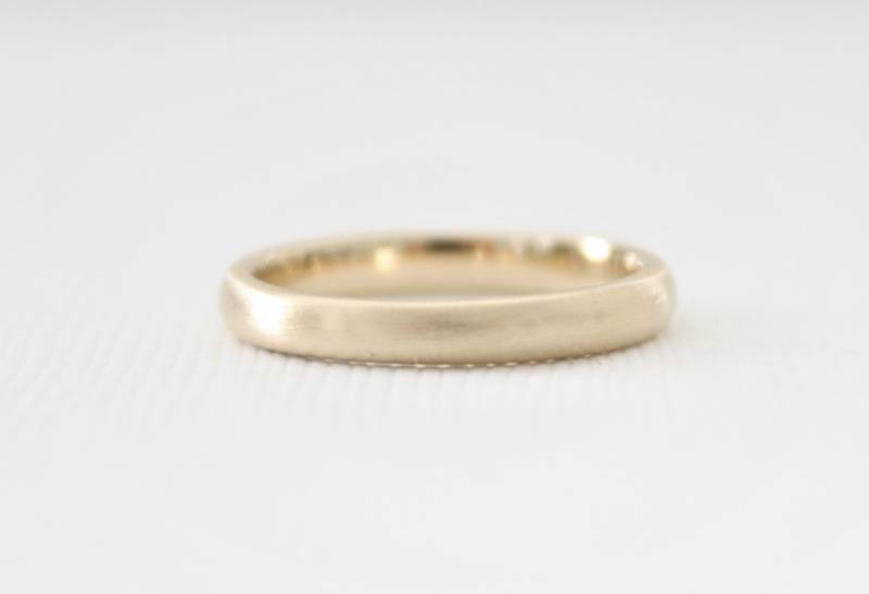 Handgemachter Ehering Aus 14K Gelbgold Mit Matter Oberfläche, 3 Mm Stapelring von Studio1040