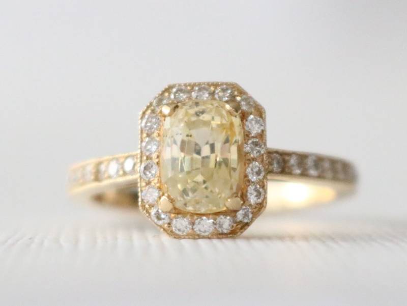 Handgemachter Hellgelber Saphir Diamant Halo Ring 14K Gold Art Deco Verlobungsring von Studio1040