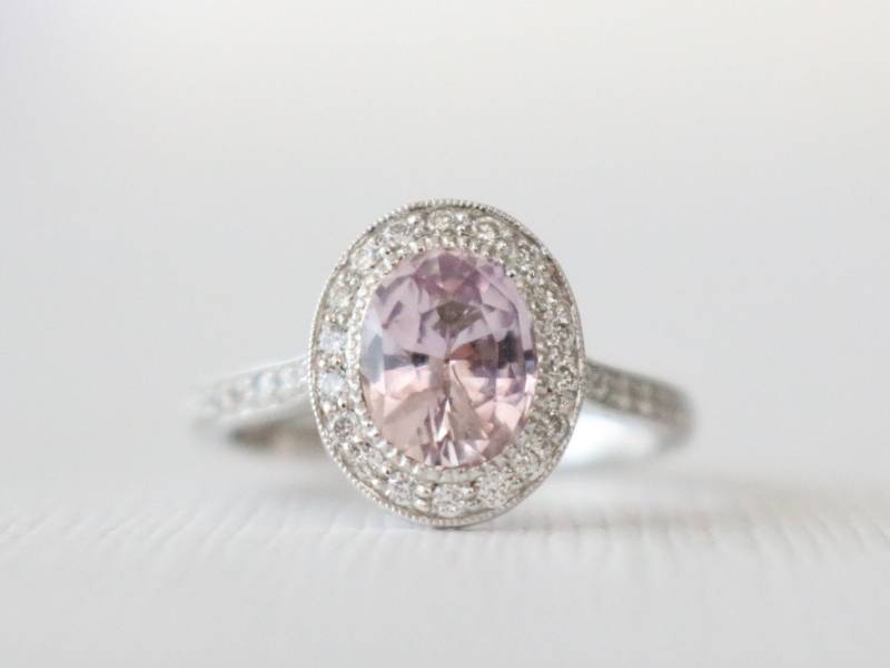 Handgemachter Oval Pink Saphir Diamant Halo Ring, 14K Weissgold von Studio1040