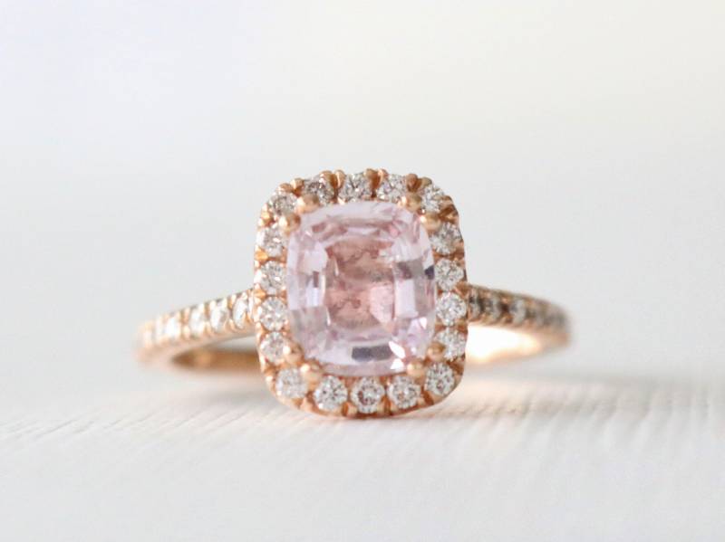 Handgemachter Pfirsich Saphir Diamant Halo Ring 14K Rosegold Verlobungsring von Studio1040