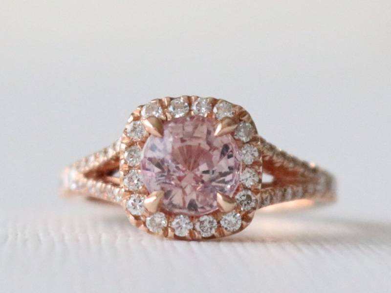 Handgemachter Pfirsich Saphir Diamant Halo Ring 14K Rosegold Verlobungsring von Studio1040
