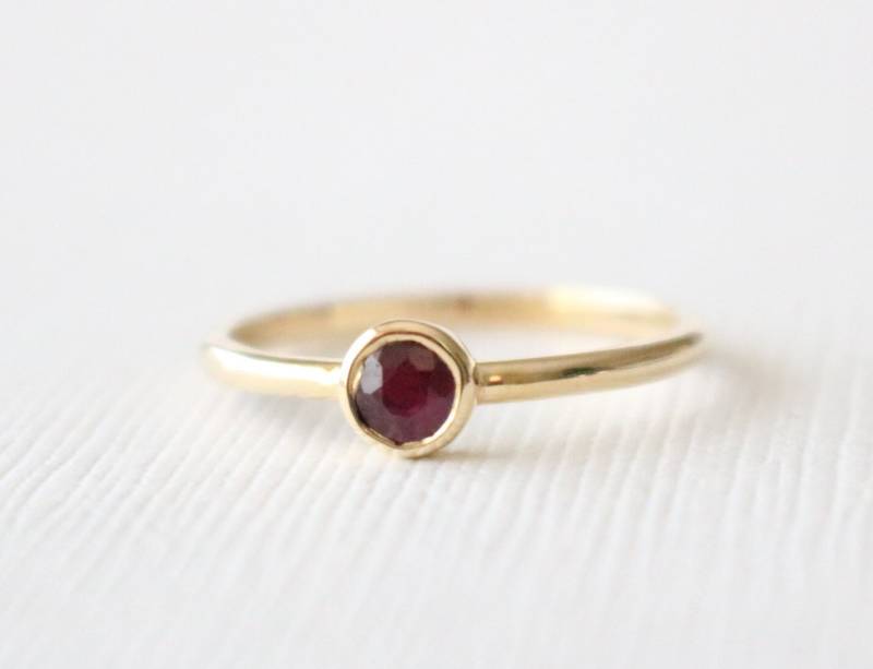 Handgemachter 14K Gelbgold Rubin Ring Juli Geburtsstein von Studio1040