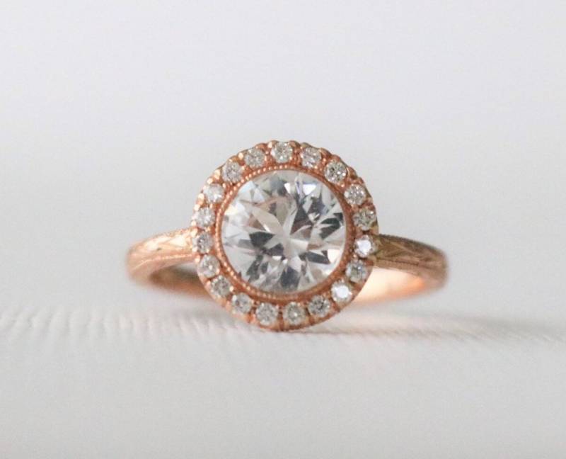 Handgemachter Weißer Saphir Diamant Halo Verlobungsring 14K Roségold von Studio1040