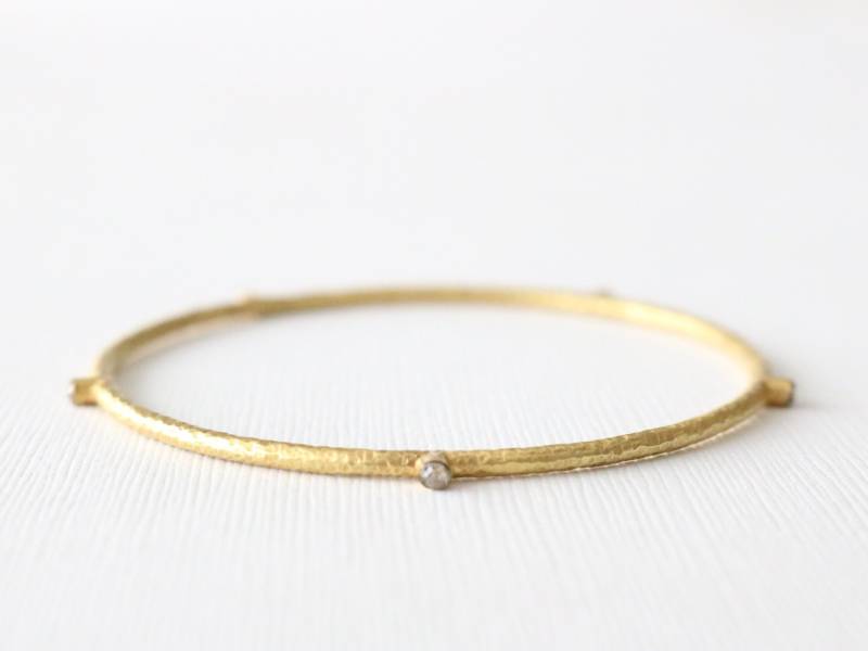 Handgefertigtes 18K Gold Champagner Diamant Armreif Gehämmertes Matt Finish von Studio1040