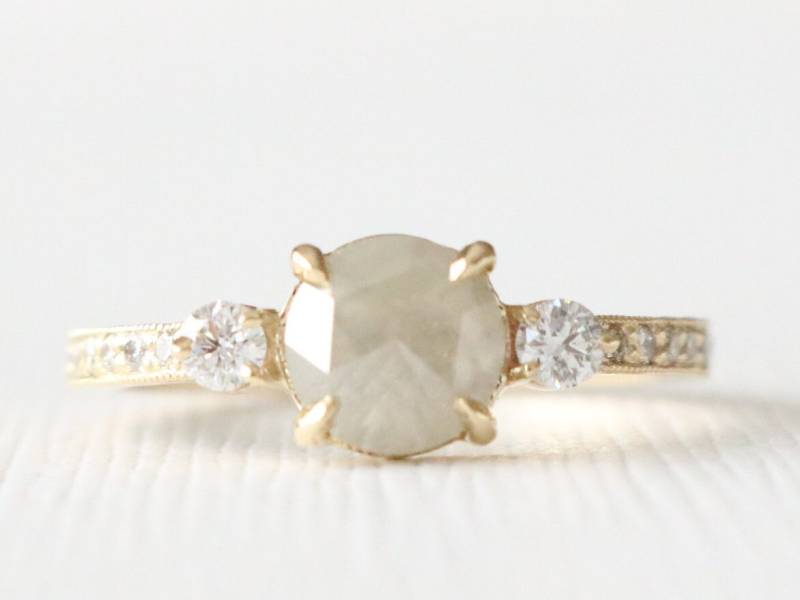 Rose Cut Hellgrauer Diamant Ring Drei-stein-Ring 14K Gelbgold von Studio1040