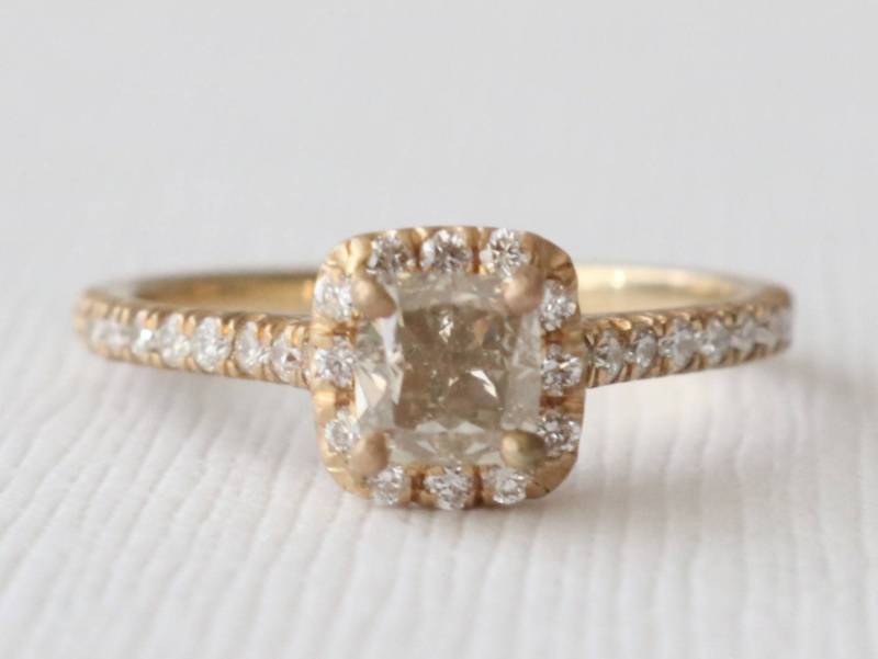 Handgemachter Hellgrauer Diamant Halo Ring 14K Gelbgold Verlobungsring von Studio1040