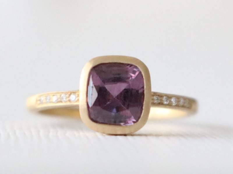 Handgefertigter Verlobungsring Mit Lila Saphir Diamond Pave, 14K Gelbgold von Studio1040